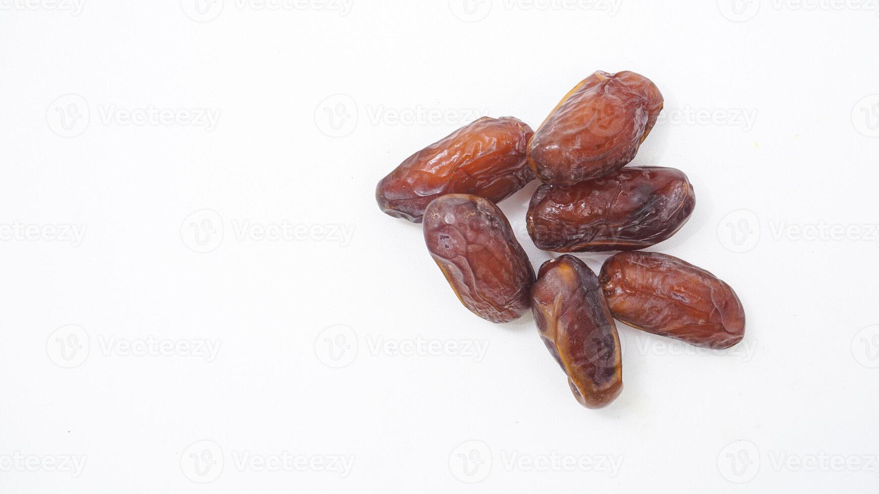 Golden Dried Dates Fruit Healthy Sweet Snack for Ramadan Isolated on White Background Premium photo