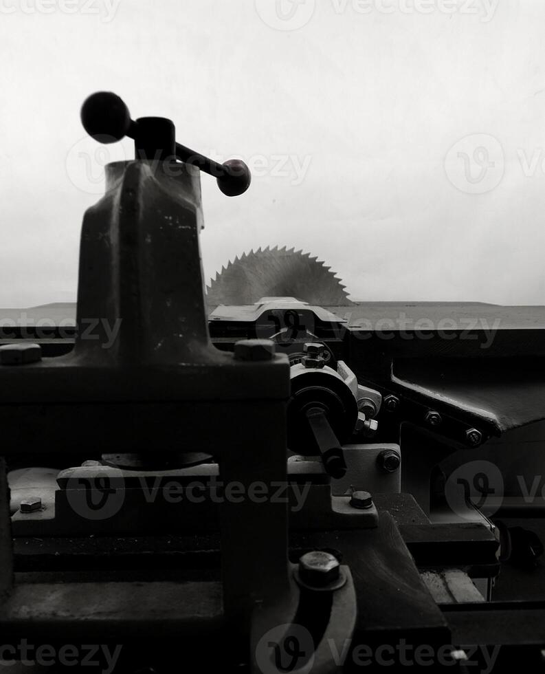 Table Rotating Saw Machine Detailed Photo