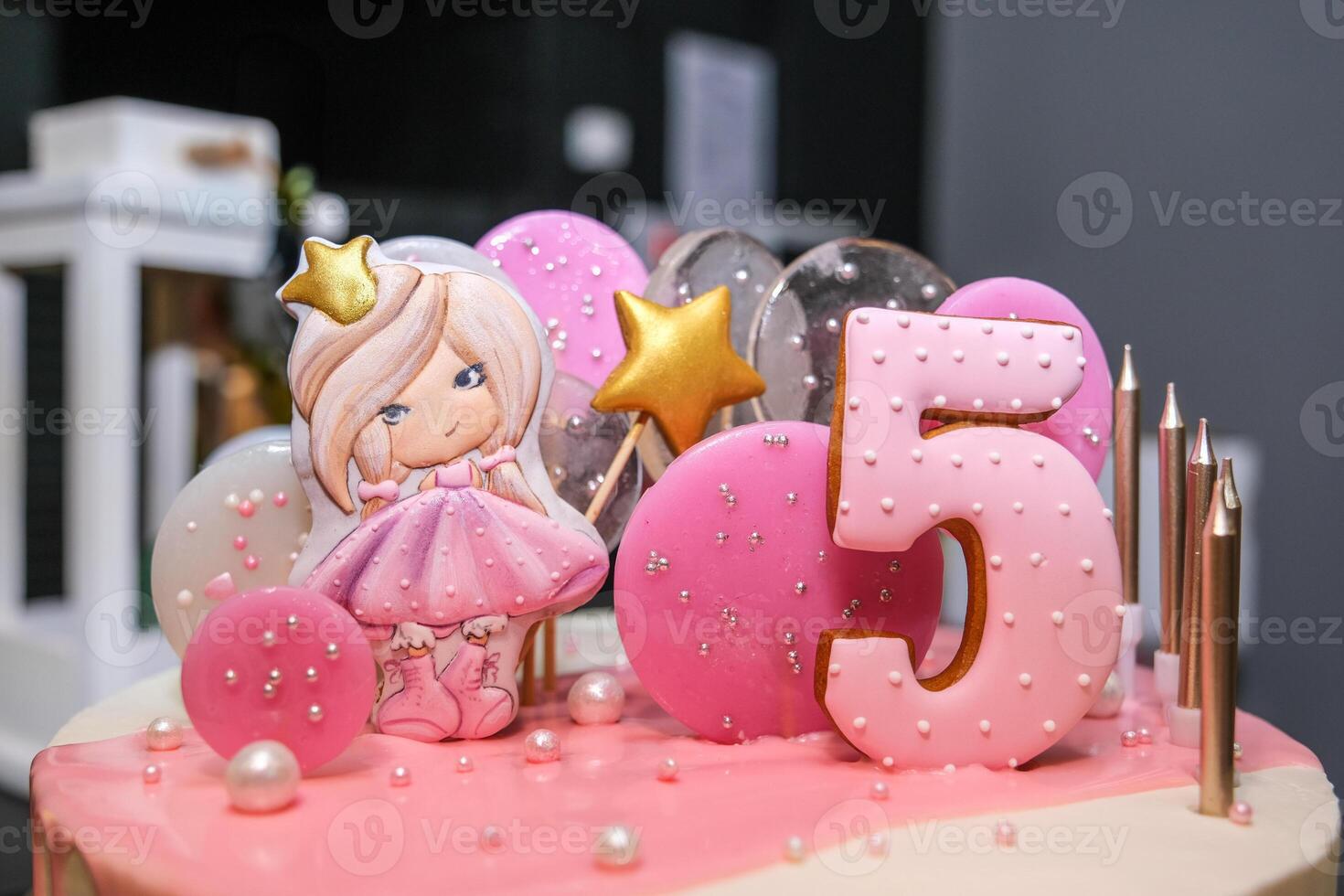 Beautiful pink cake for the girl's fifth birthday with pink gingerbread photo
