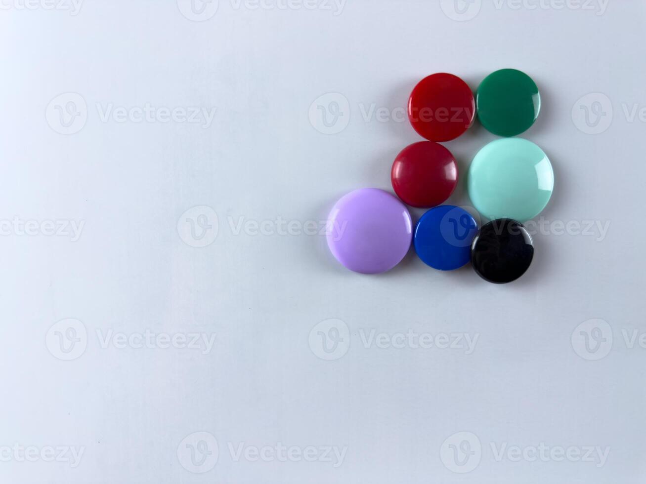 Magnets on whiteboard. Ideal for attaching important notes and reminders facilitating planning and organization. Professional and educational environment. Time management photo