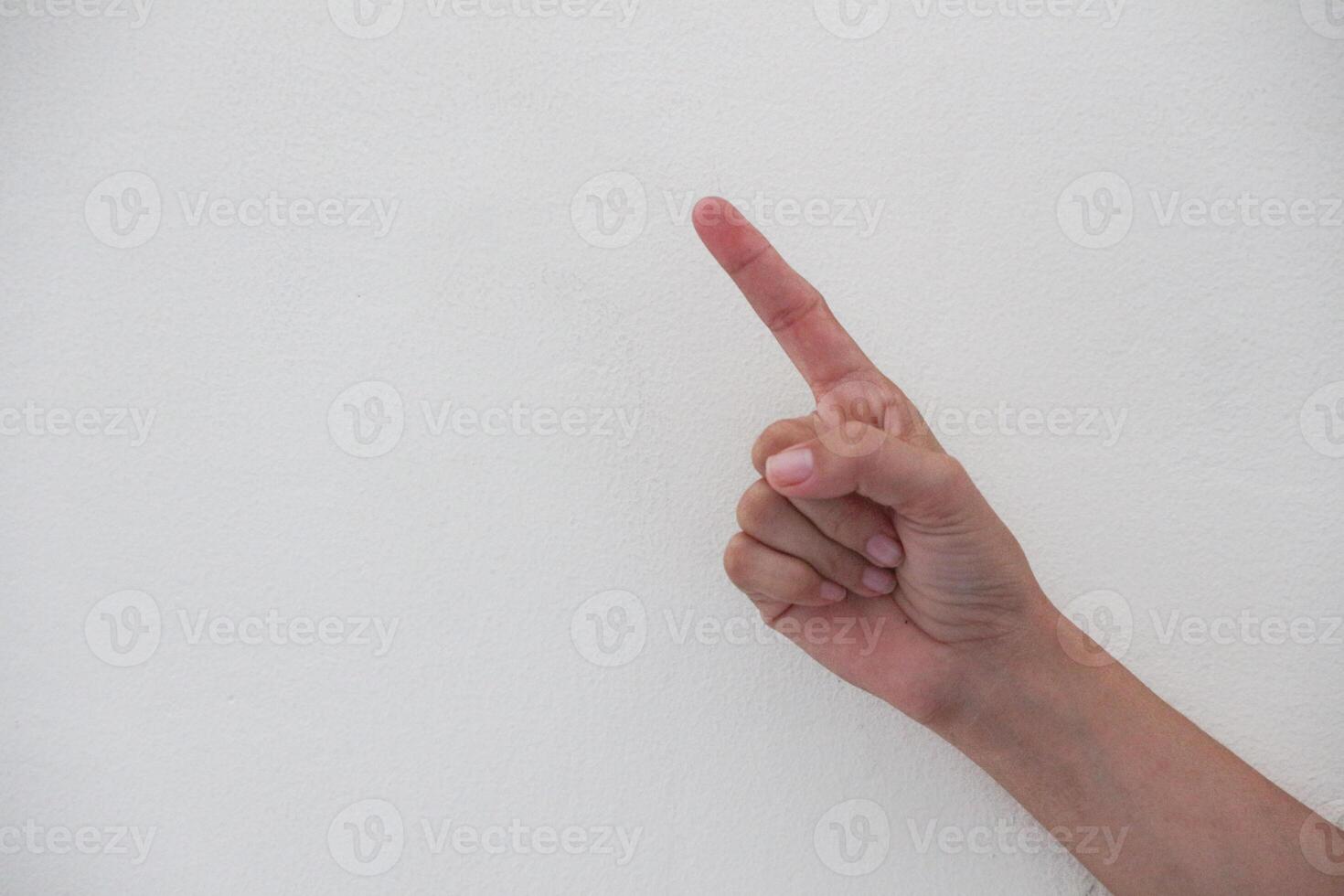 Close-up tangan yang menunjukkan gerakan angka satu terisolasi pada latar belakang putih. photo