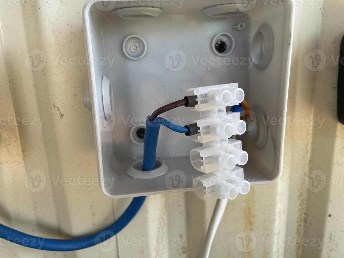 Electrical wiring assembly for cable installation 10 photo