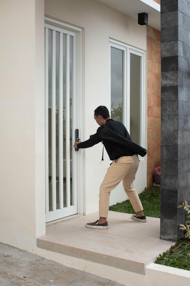 A man is trying to open a door photo