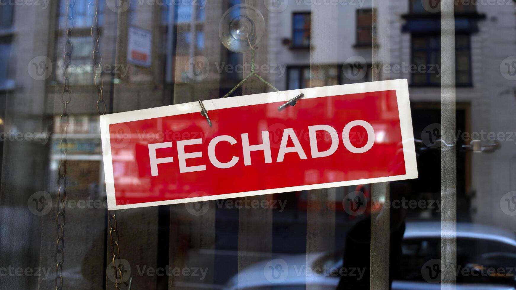 closed sign in Portuguese photo