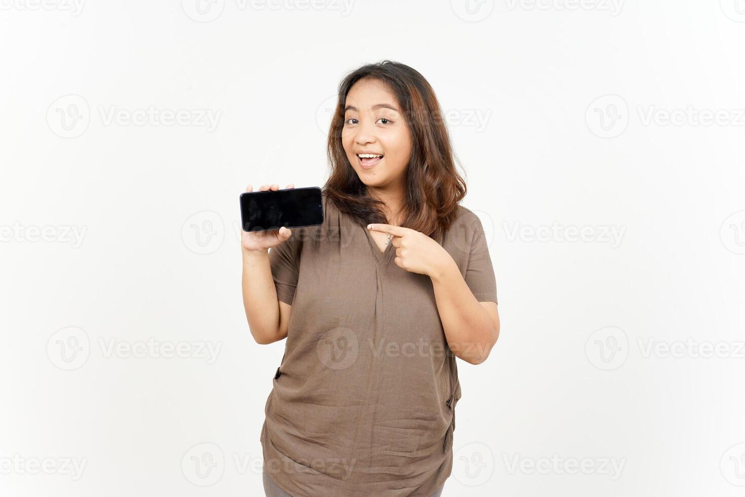 A woman holding a cell phone and smiling photo
