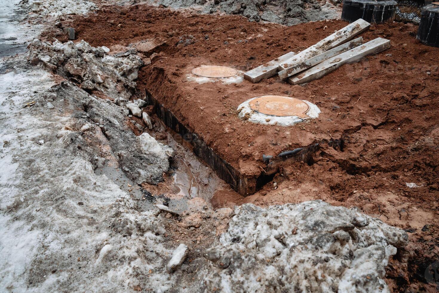 A sizable pile of dirt and rocks is currently sitting on the ground, forming an accumulation that can be observed in various locations around us, showcasing natural geological phenomena photo