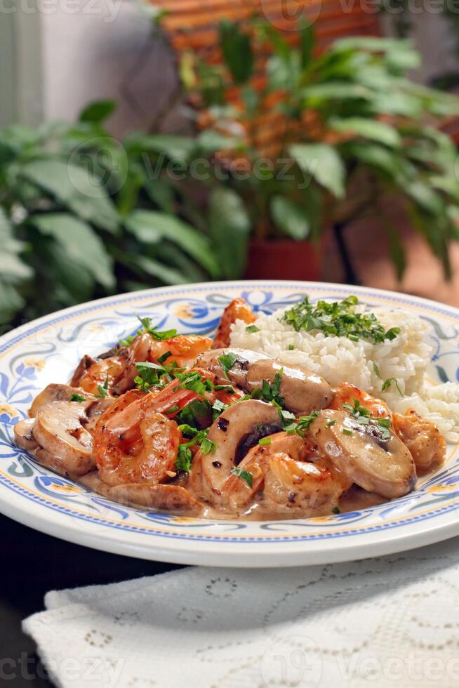 King george stylye prawns with cream and whiskey photo