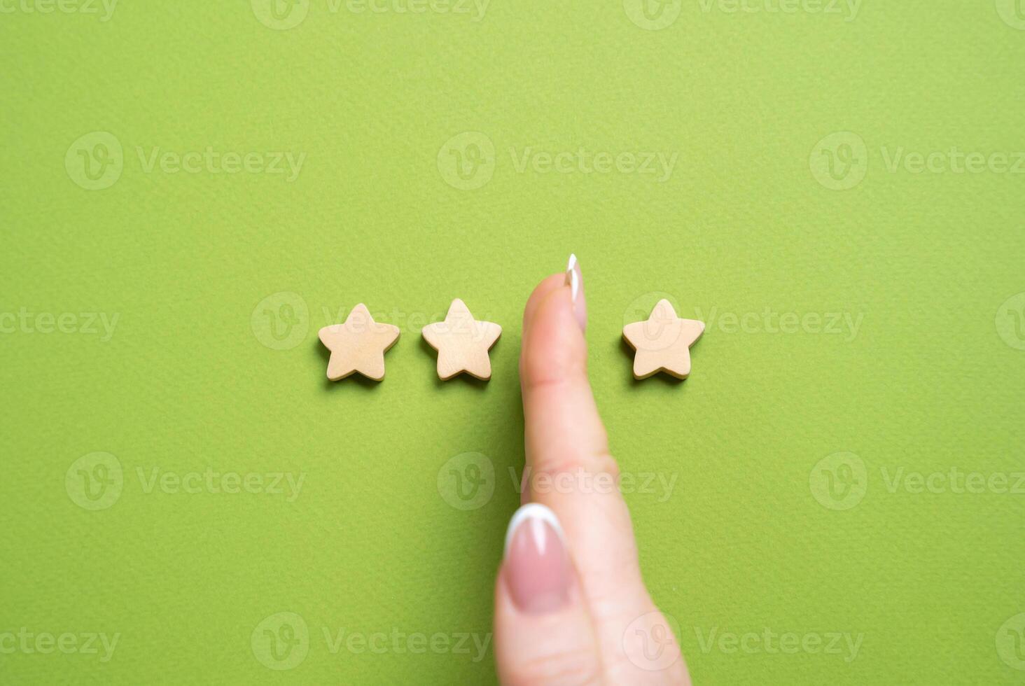 Loss of one star out of three. Rating decrease. Worsening of indicators and reputation. The rating became lower. Fix bugs and improve the service to restore popularity. photo
