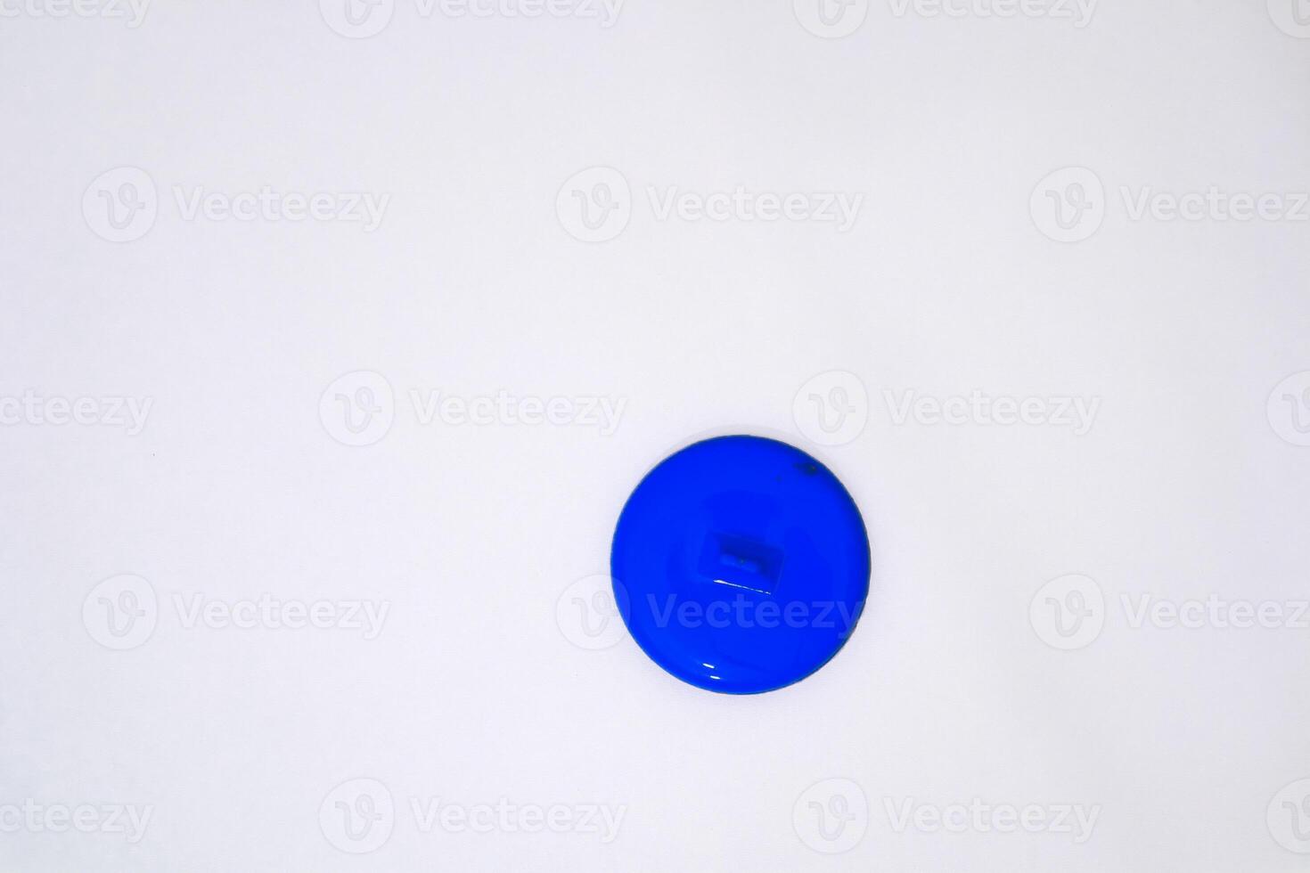 Minimalist Overhead Shot of a Vibrant Blue Can Lid on a White Surface photo
