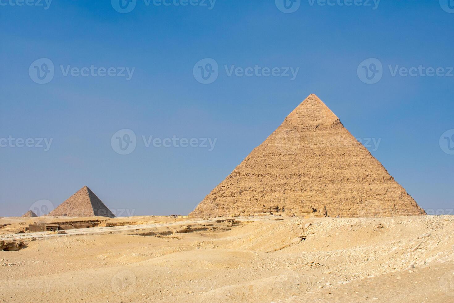 reat Sphinx and Great Pyramid of Cheops, Cairo, Egypt. Ancient statue of Sphinx, mythical creature with head of man and body of a lion Giza pyramid complex Giza Necropolis photo