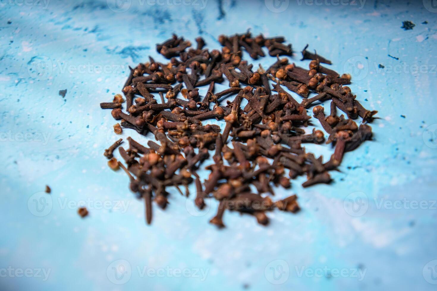 A photo of cloves in a blue background.