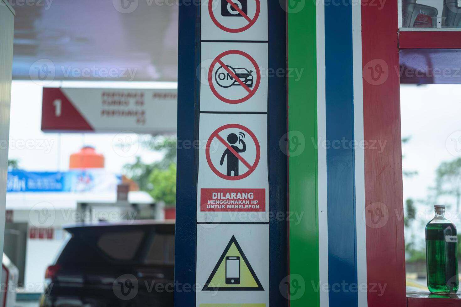 A sign prohibiting the use of mobile phones to make calls photo