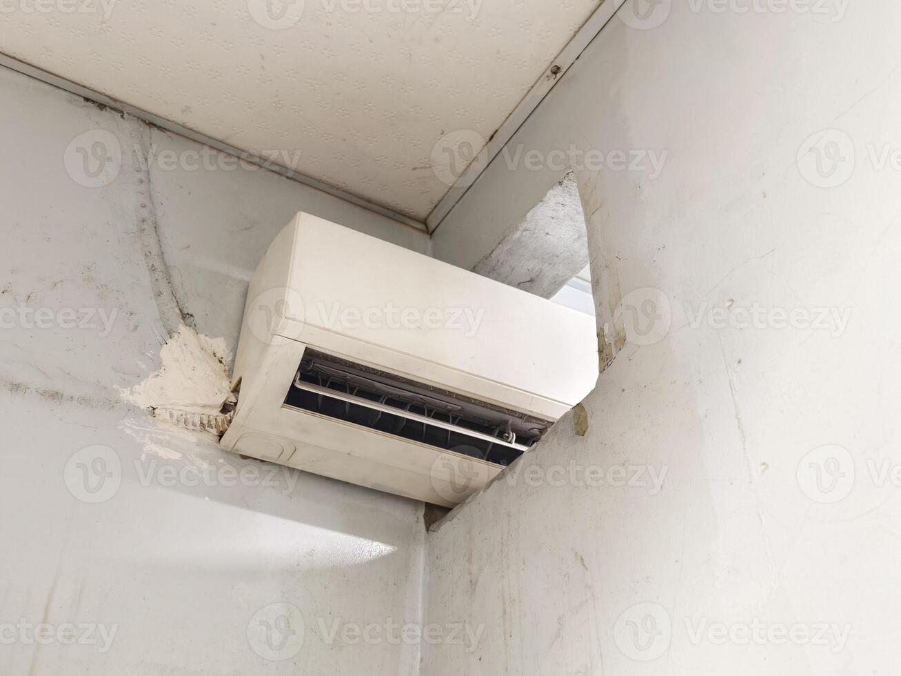 Wall-Mounted Air Conditioner Serving Two Adjacent Rooms for Shared Cooling photo