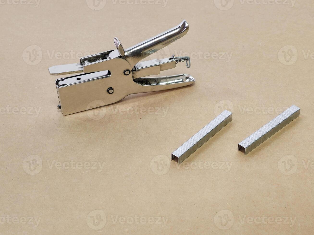 Mechanical stapler for cardboard with staples photo