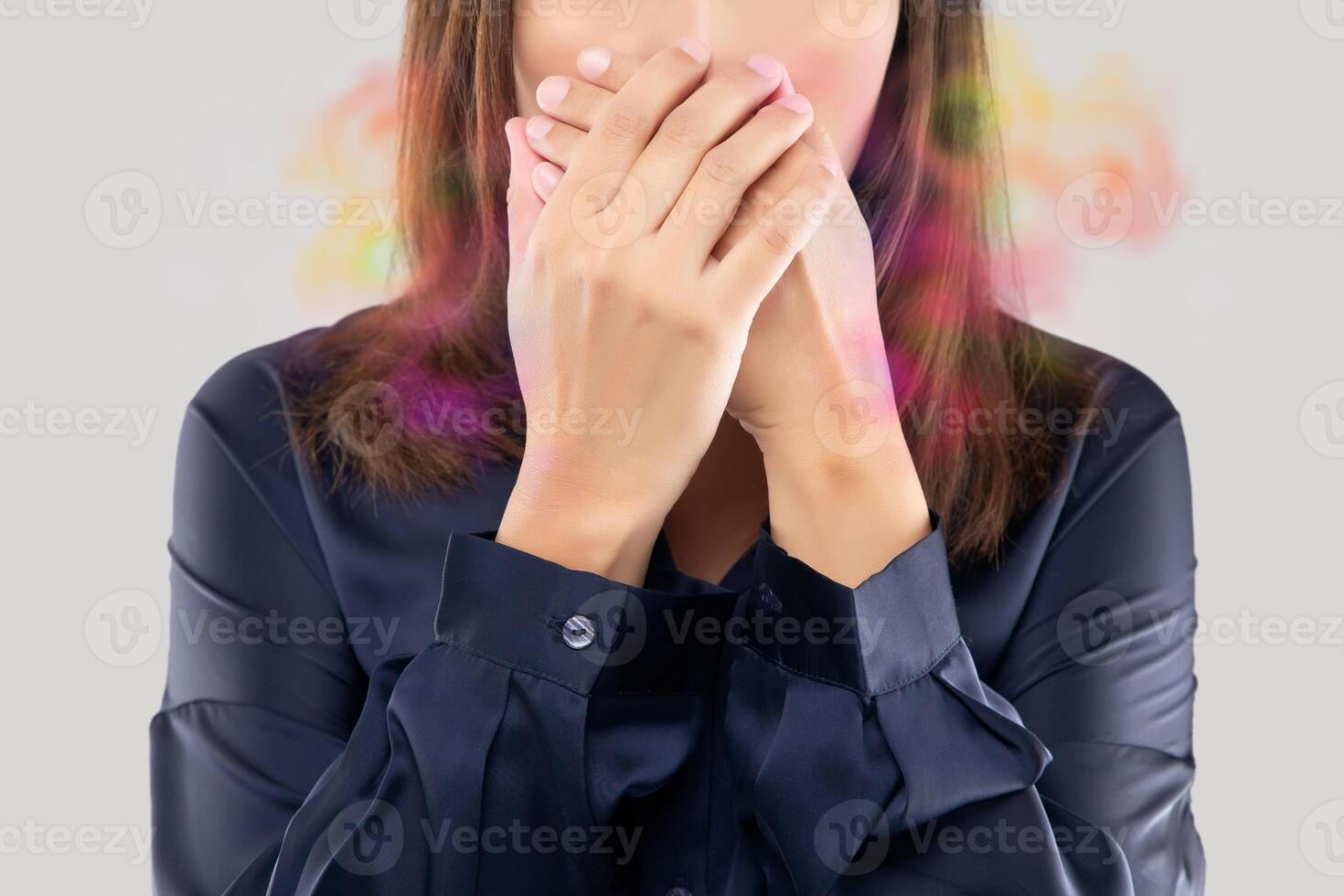 Halitosis causes bad breath, affecting confidence and health. photo