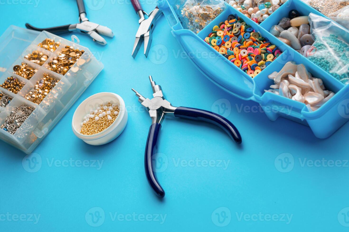 tools to create bracelets, chains and accessories for ladies. photo