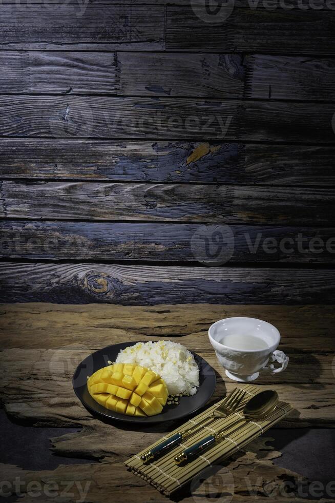 Mango, sticky rice, Thai street food, very delicious, Thai people like it. photo