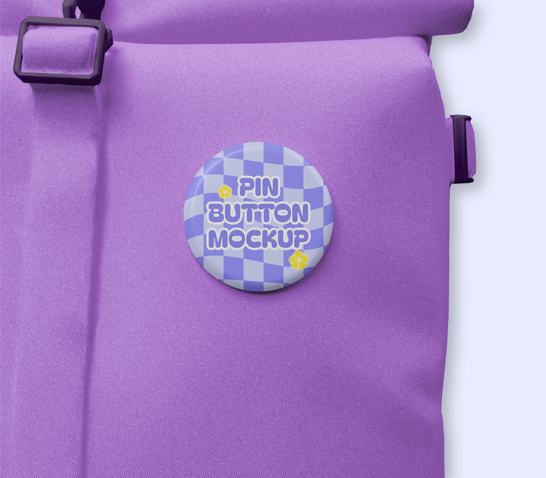 pin button mockup on bag psd