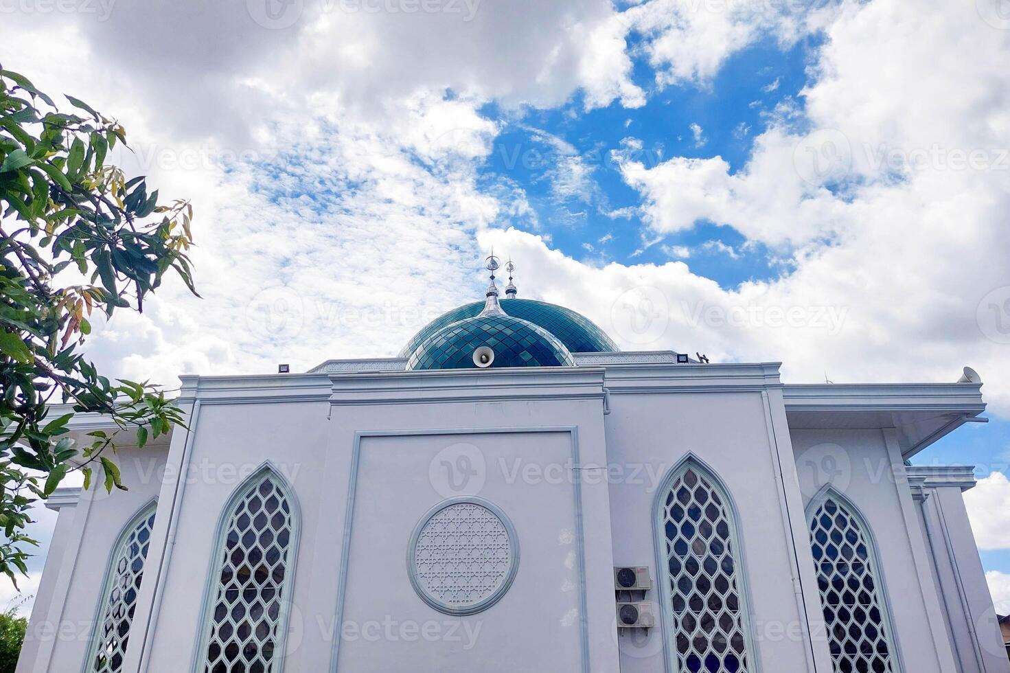 The magnificent White Mosque from the front photo