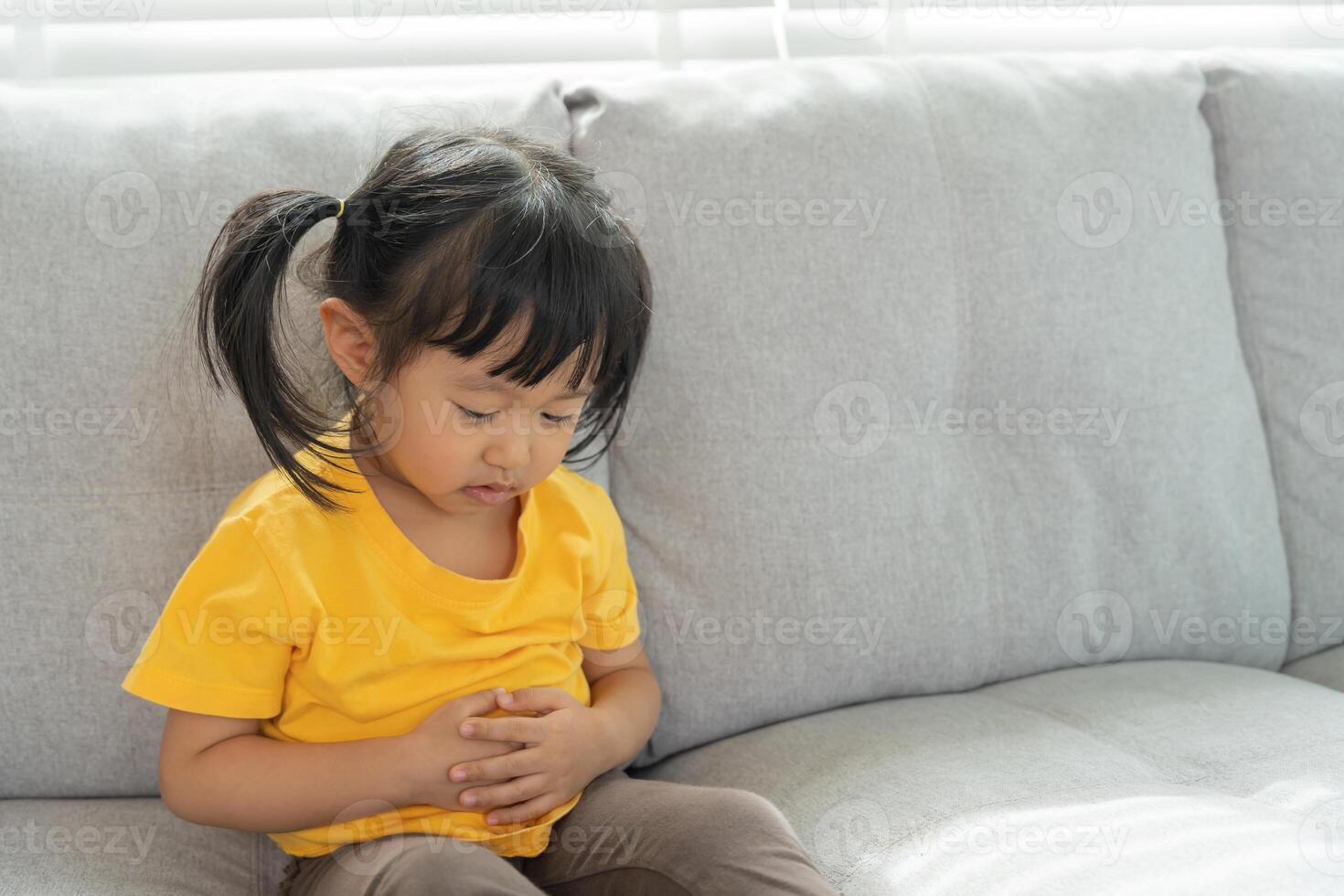stomach ache, Children have abdominal pain, indigestion, gastritis, menstrual cramps, flatulence, diarrhea, distention, colon cancer, belly inflammation problem, suffer food poisoning, abdomen photo