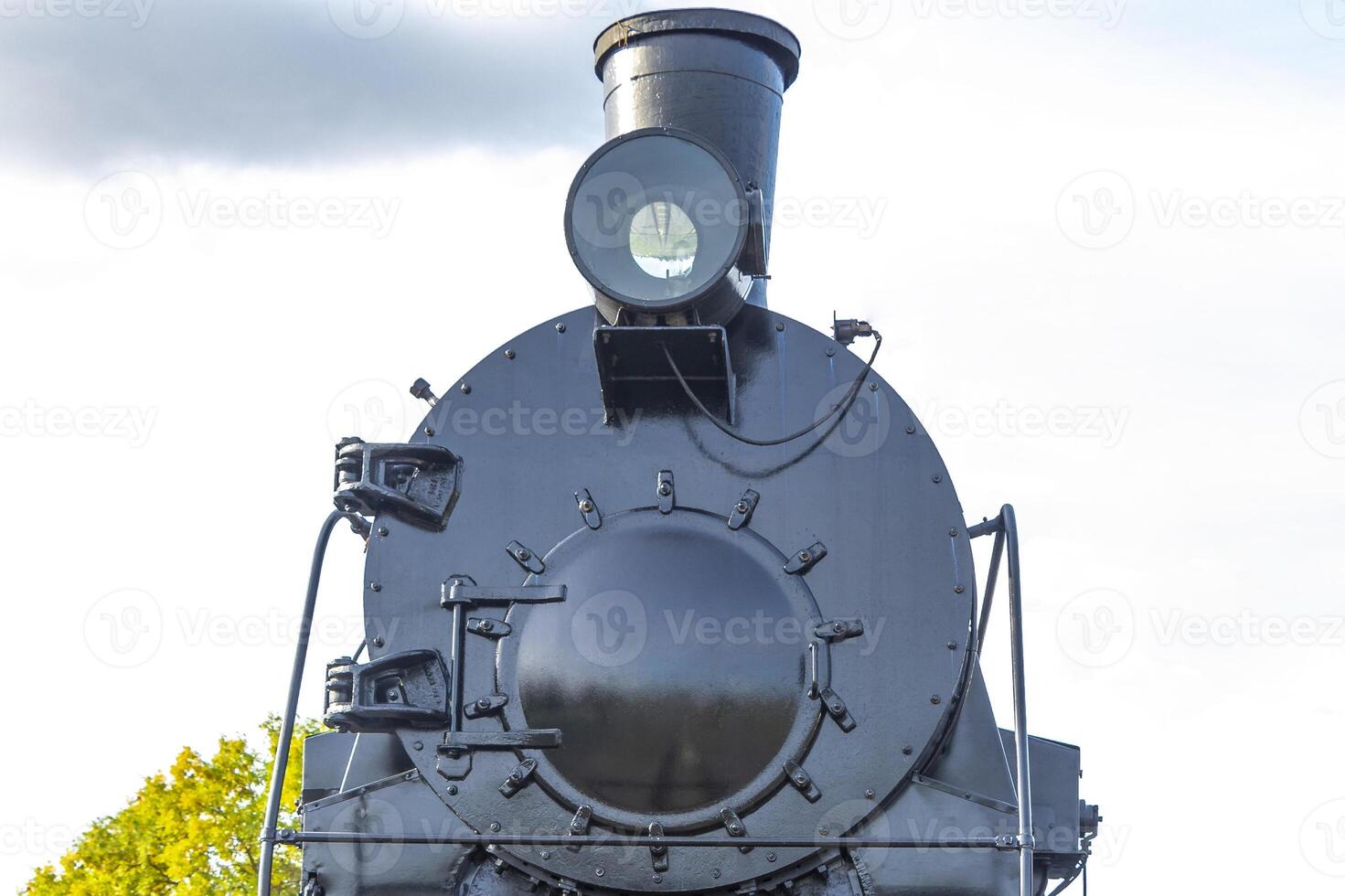 A black train engine photo