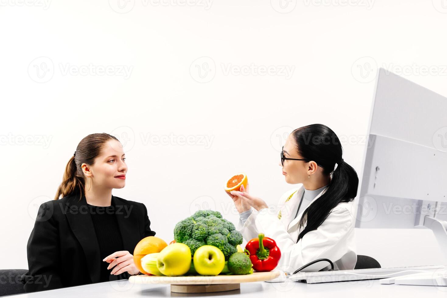 Nutritionist giving consultation to patient with healthy fruit and vegetables. Weight loss concept, calorie burning diet. Eating disorder problems. Healthy eating concept photo