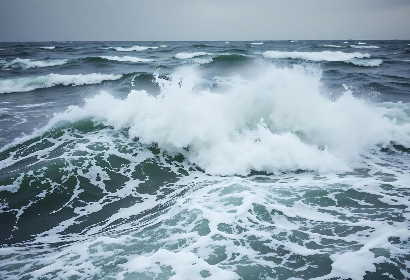 large body of water with waves coming in photo