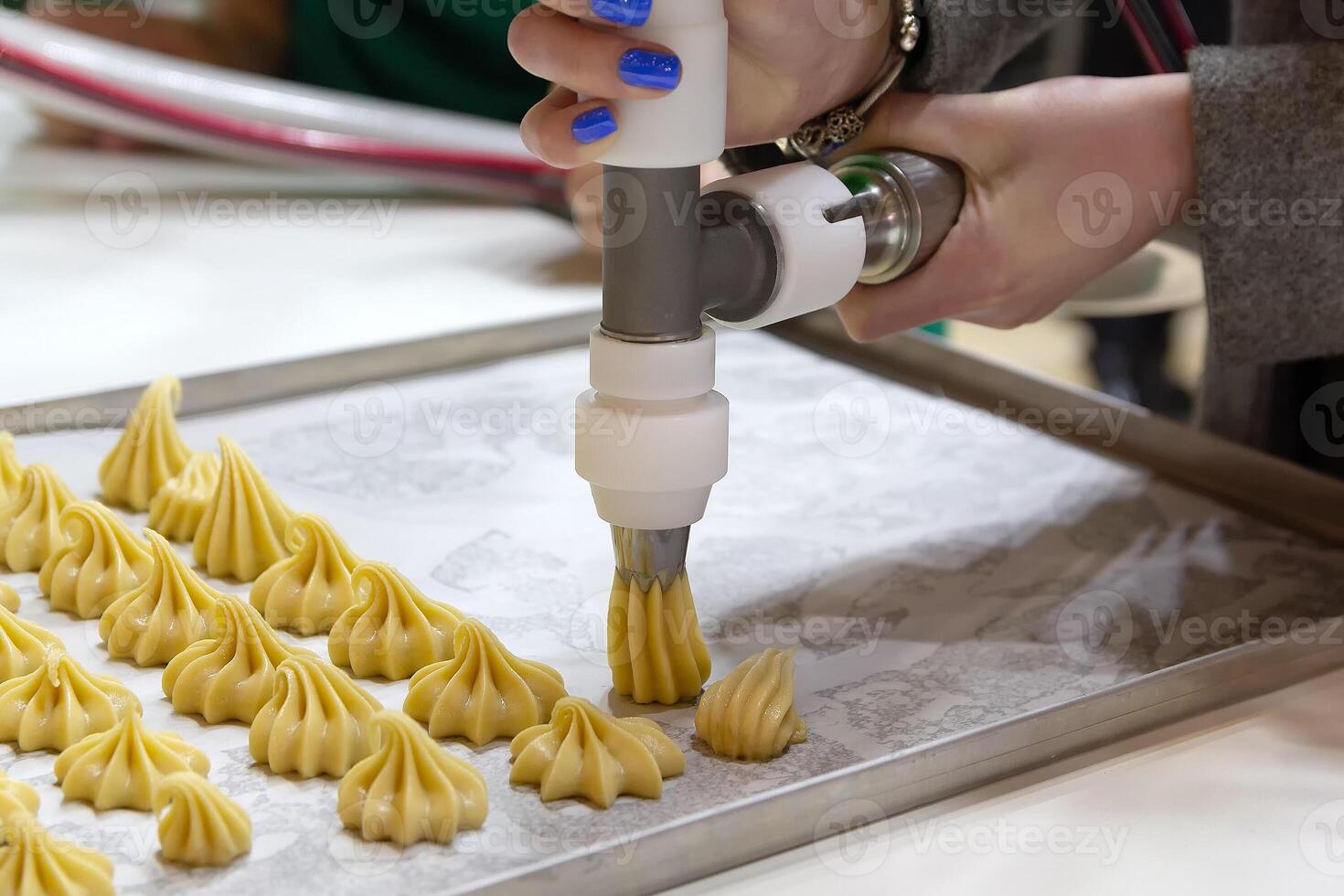 The cook makes a custard cream on a confectionery workshop photo