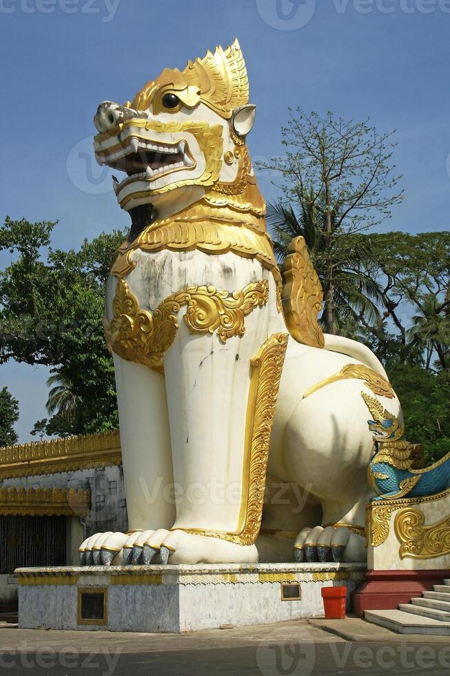 A statue of a lion photo