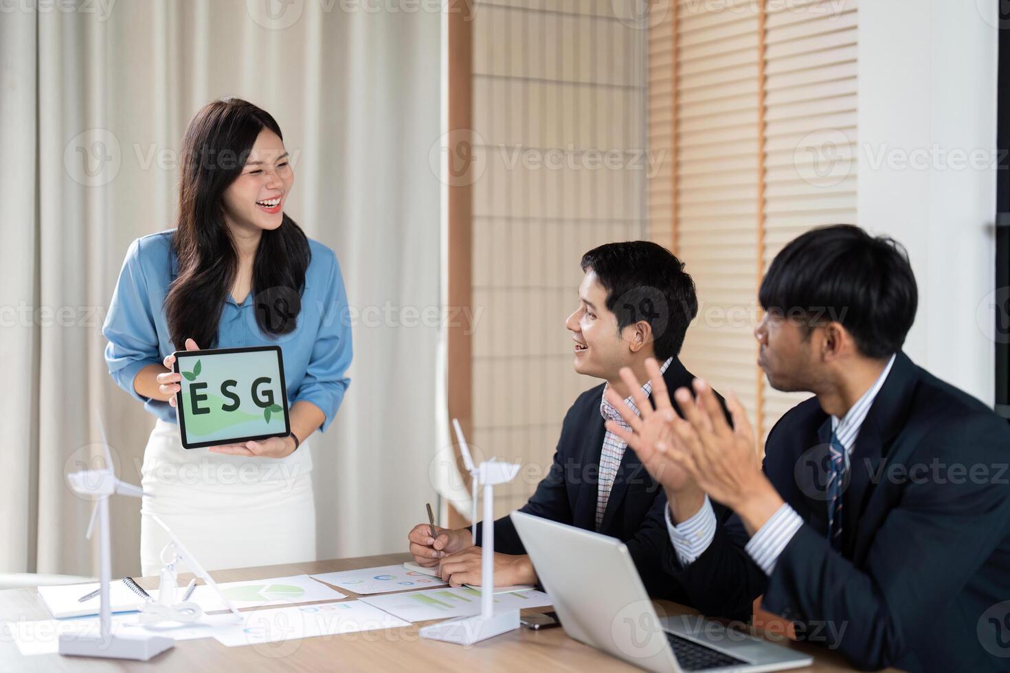 ESG Engagement. Professional presenting sustainability metrics to colleagues in an interactive meeting. photo