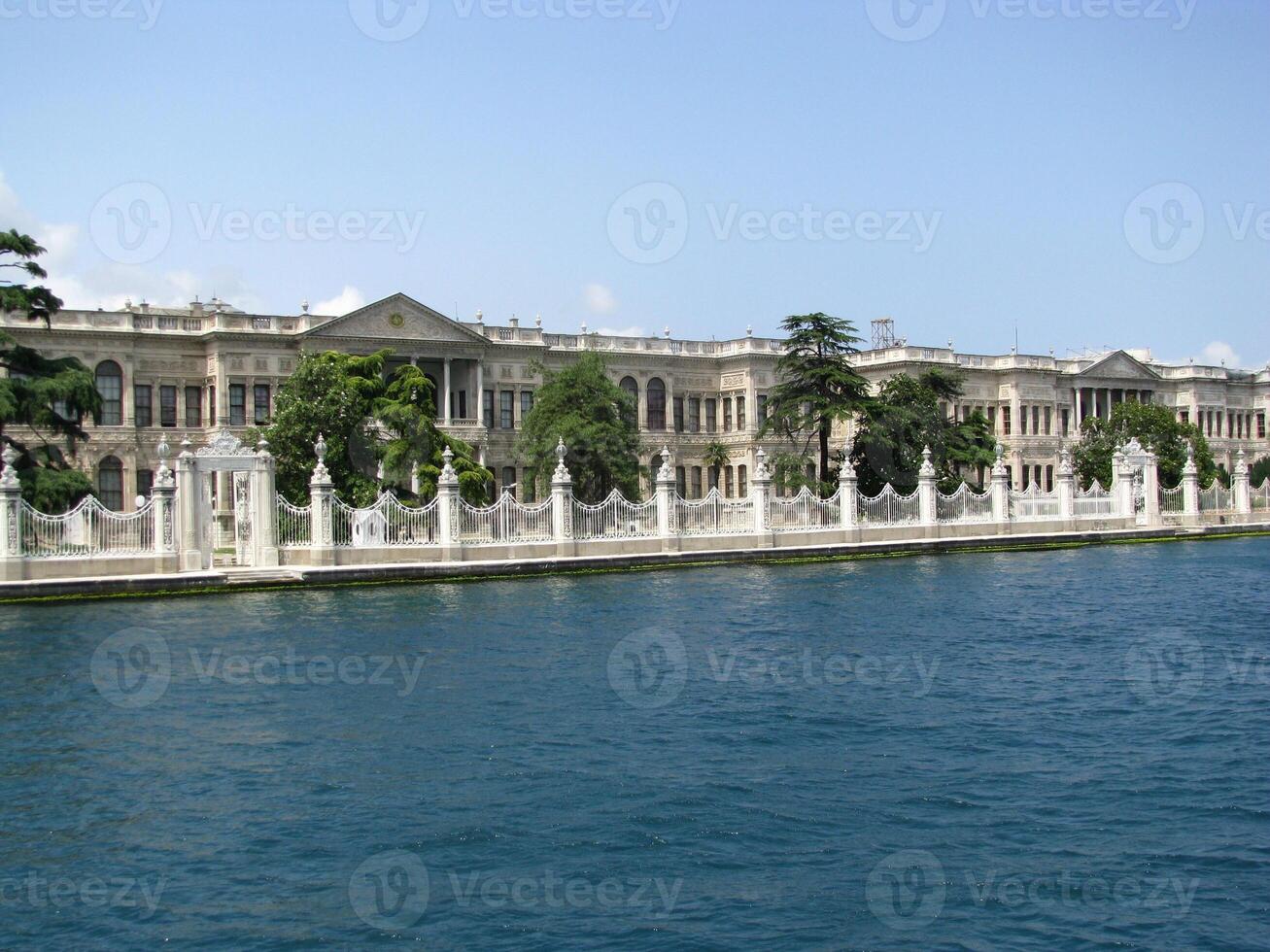 A large building with white columns, istanbul photo