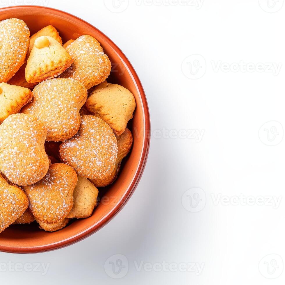 un cuenco lleno con galletas en un blanco antecedentes foto