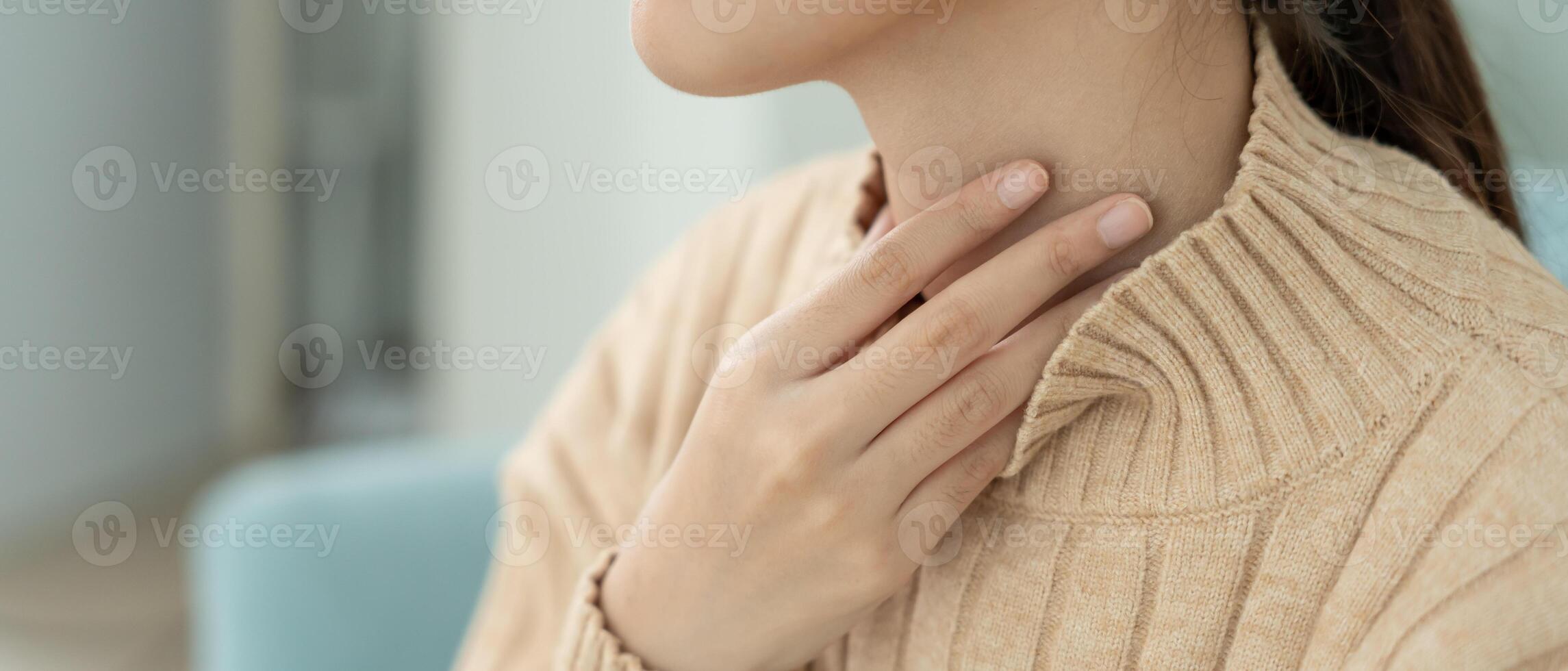 sore throat. female tonsillitis causes a inflammation. treated by taking water, taking antibiotics, consult a doctor, virus, corona virus, Influenza, flu photo