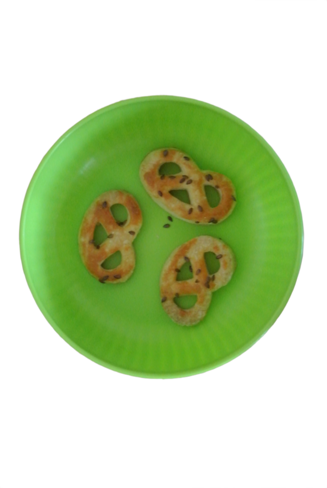 A green plate with pretzels on it png