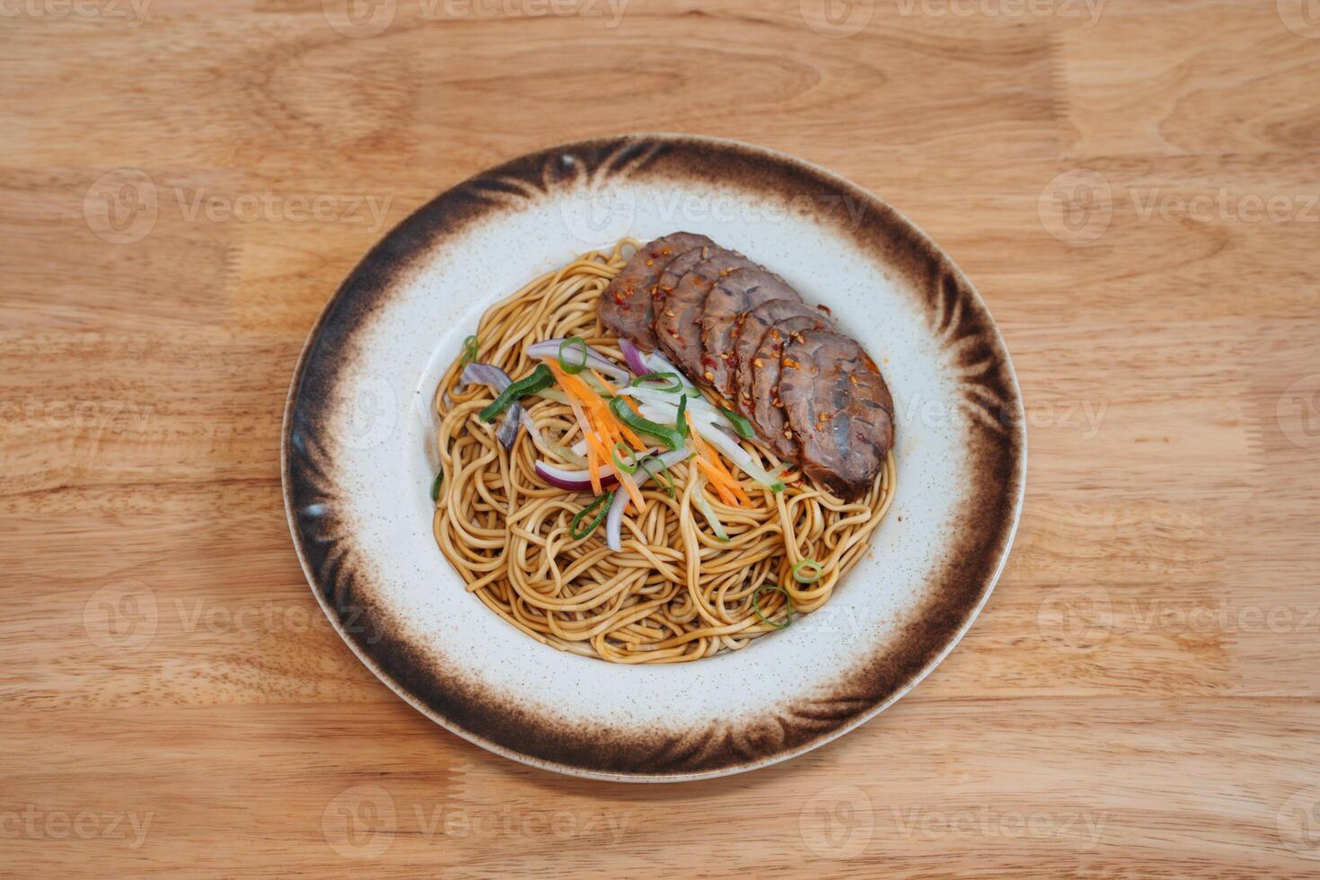 Noodles with sliced meat and vegetables 1 photo