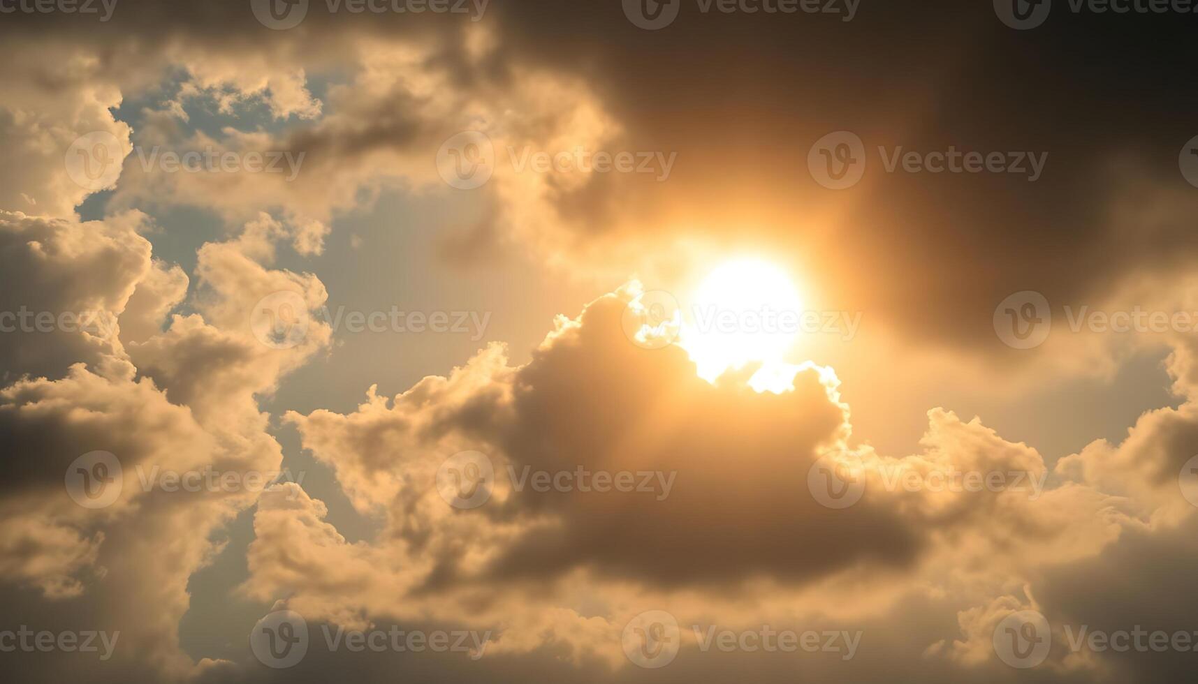 The sun is shining through the clouds in this photo