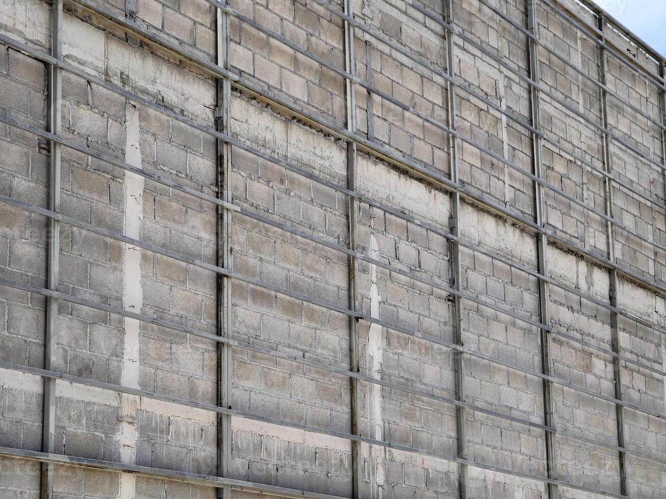 There is a large wall against the backdrop of a blue sky, photo
