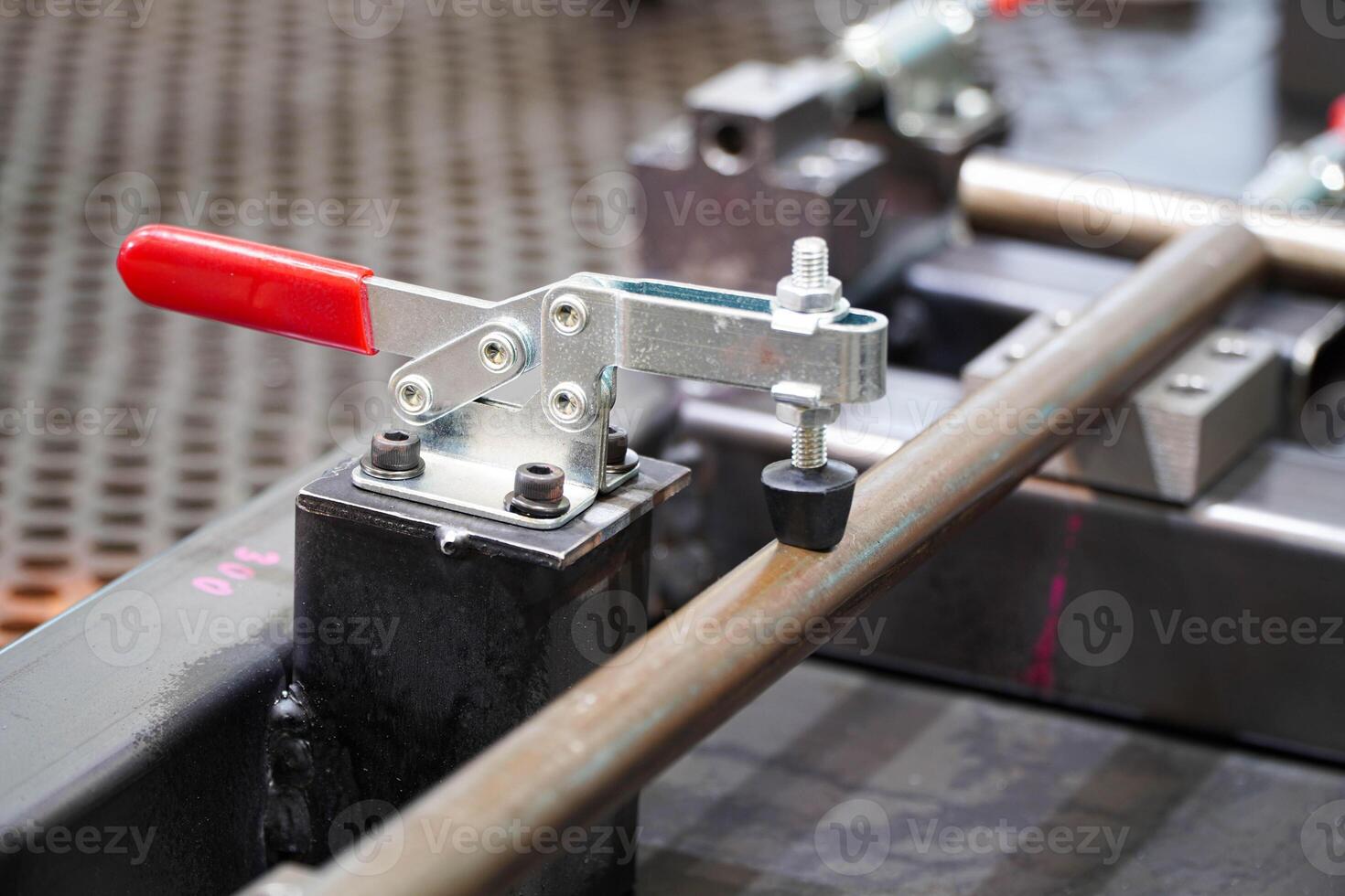 Toggle clamp for locking welding machine parts. For clamping workpieces and inspectionJIGs photo