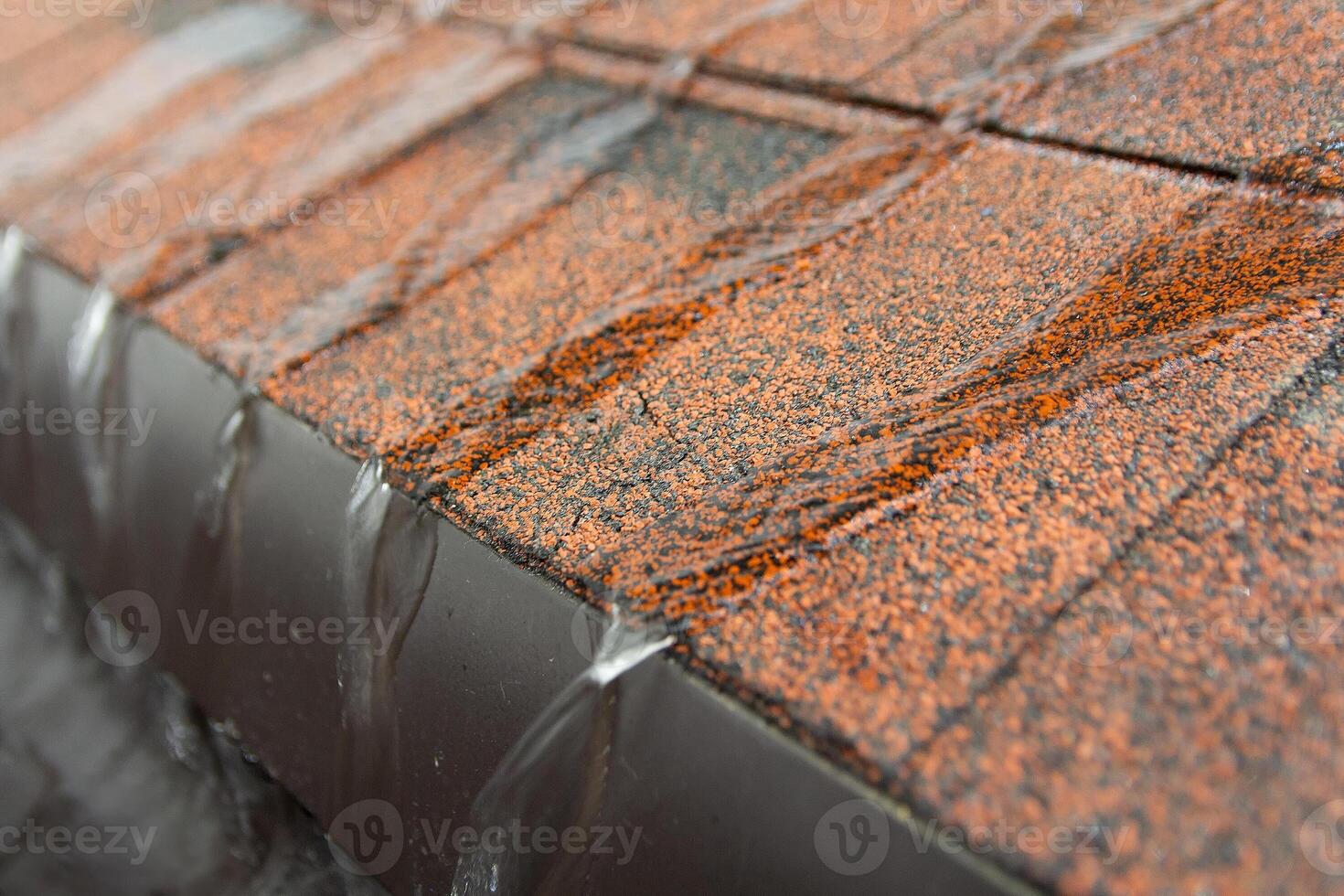 Demonstration of the properties of bitumen tiles in the showroom photo