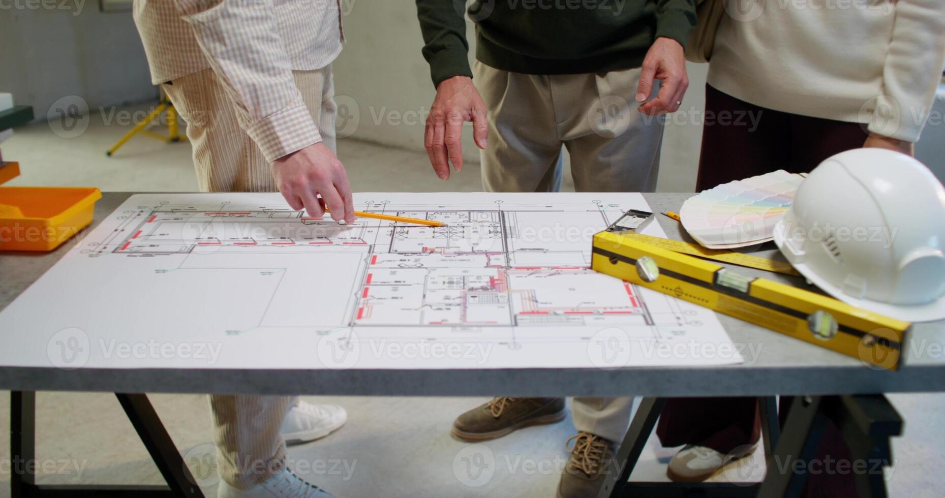 The foreman negotiates the dimensions with the clients at the construction site. oulette wheel photo