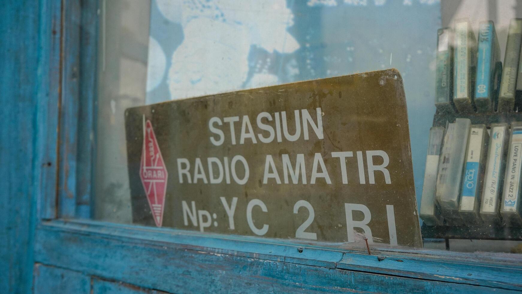 A sign on a window that says stasun amatir photo