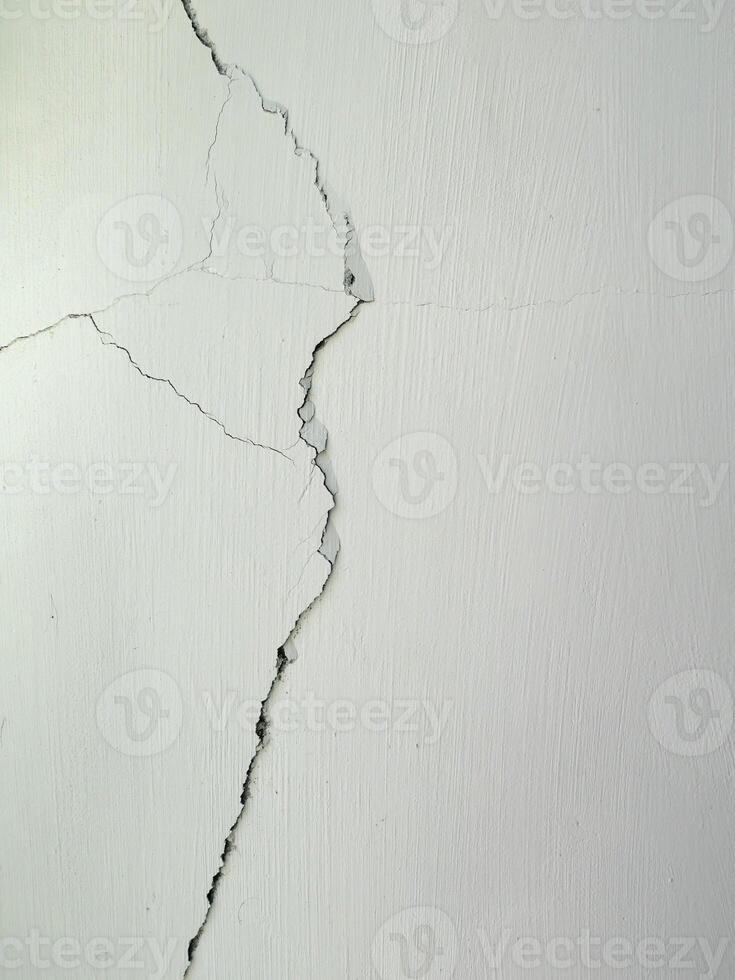crack in the wall photo