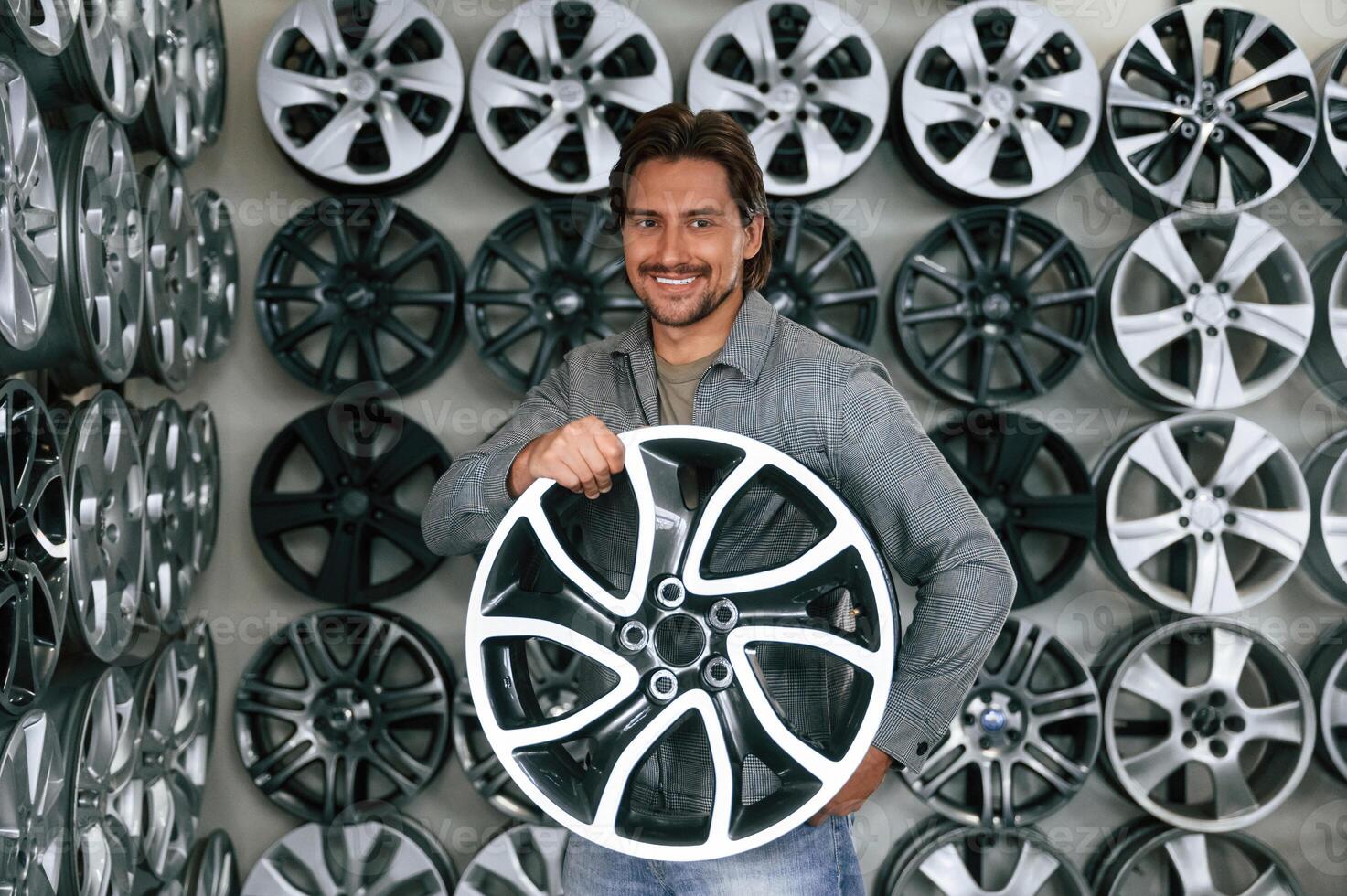 Disk in ,hands.,,, Man is in the tire fitting car service photo