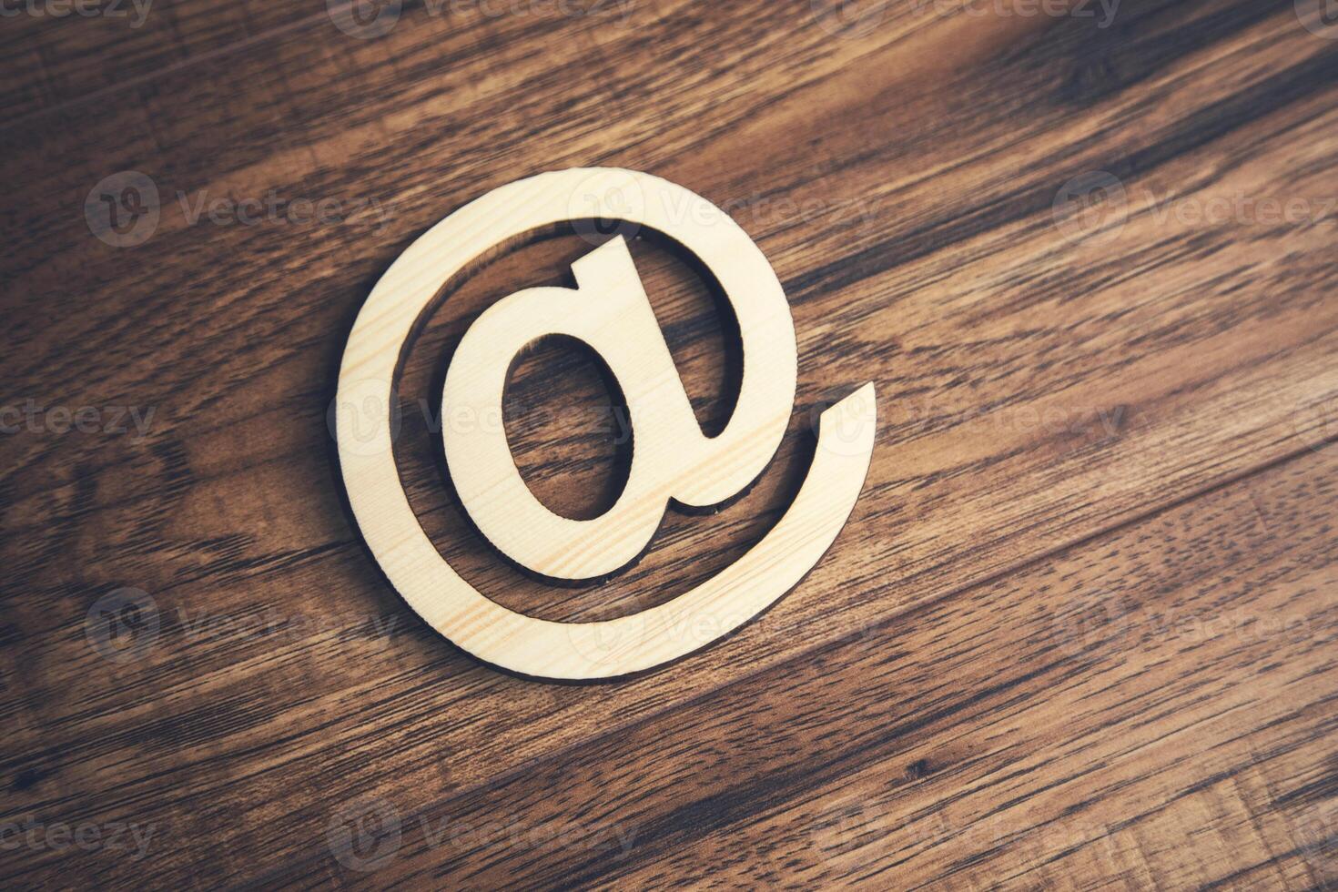 Email symbol on wooden background 3d rendering photo