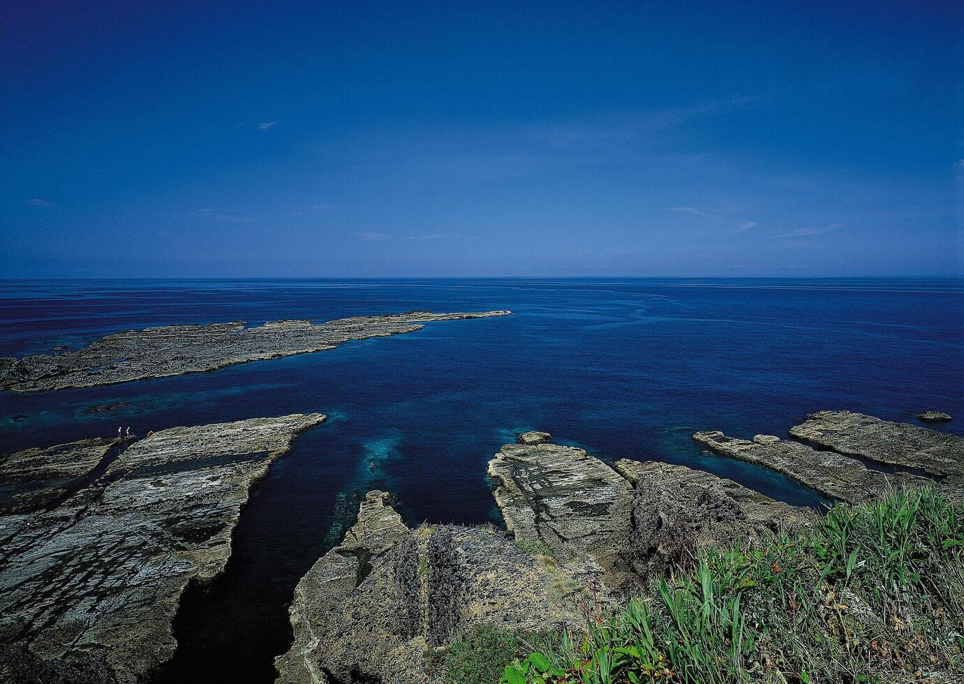 a view of the ocean from a cliff photo