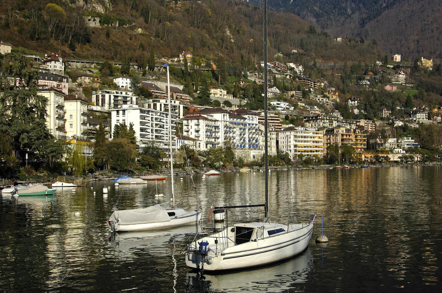 a body of water, lac photo
