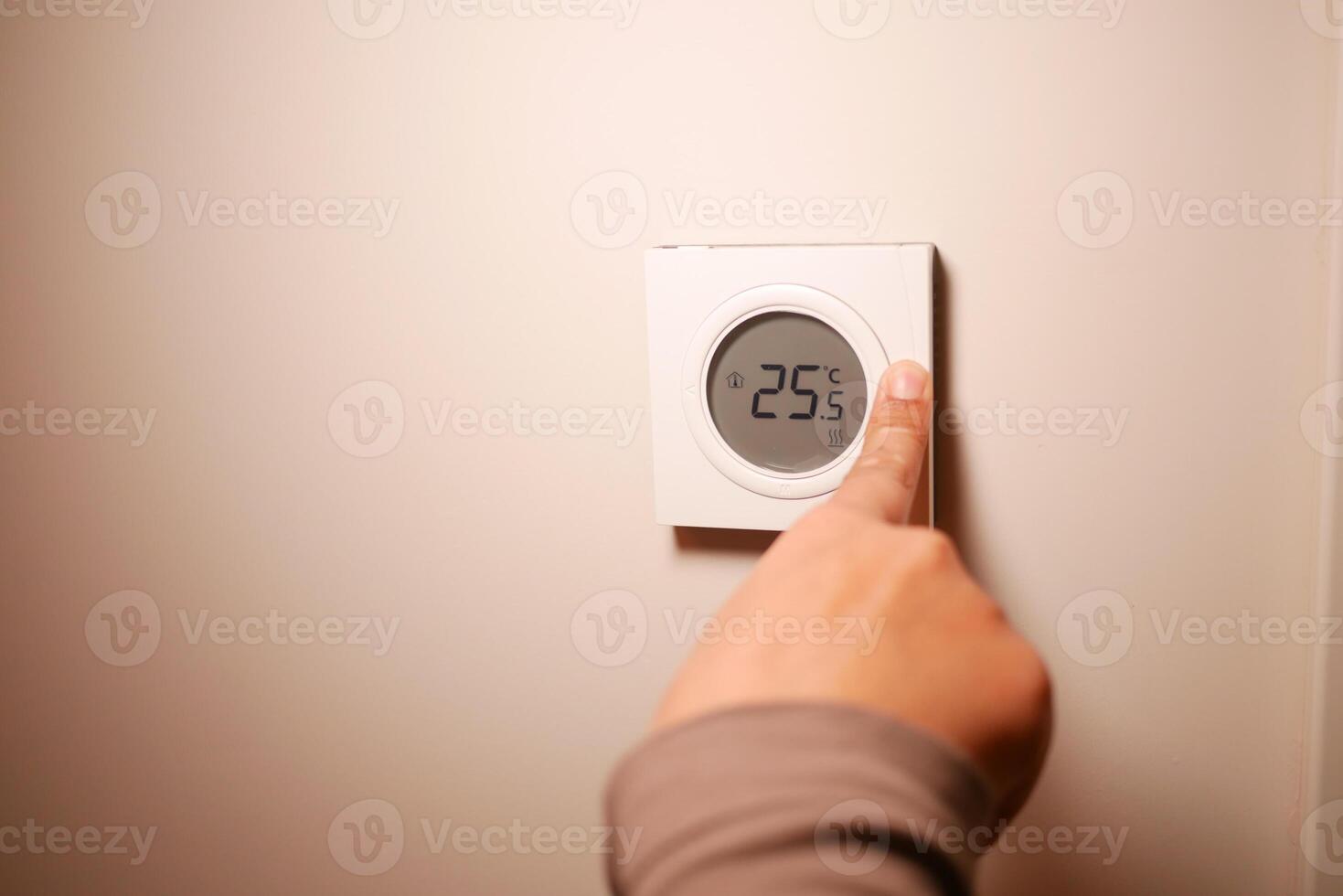 Adjusting the thermostat for optimal indoor temperature photo
