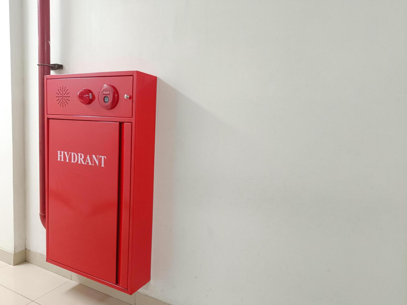 A hydrant box is a fire protection system that uses pressurized water as a fire extinguishing medium, and is usually used to extinguish large-scale fires. photo