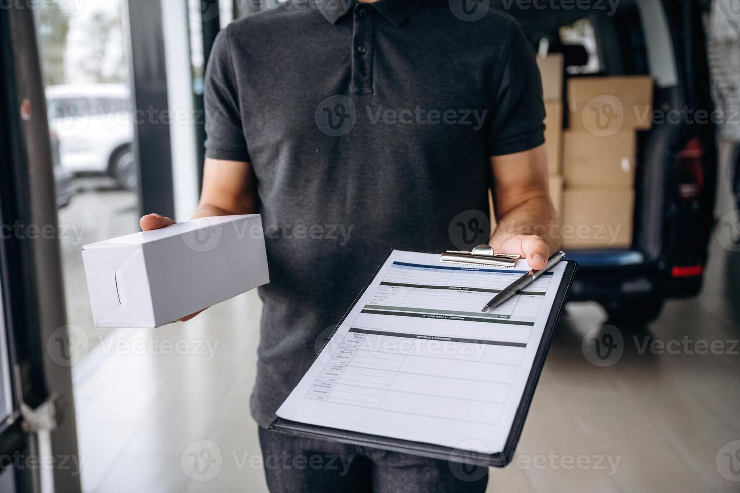 Confirm the order, on notepad. Delivery man or loader is near the car with a box photo