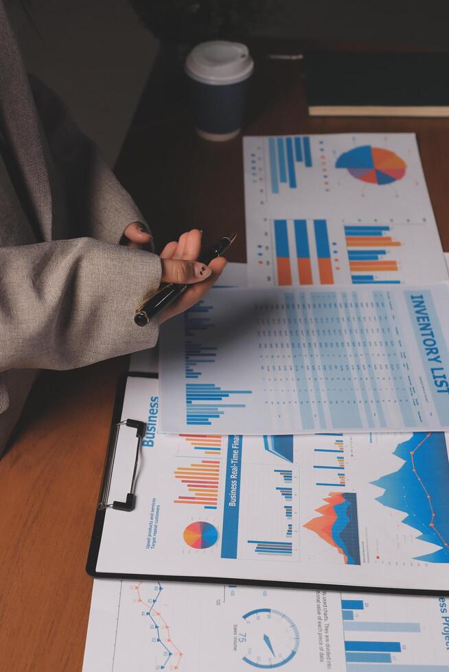 Business analytics in the age of data photo